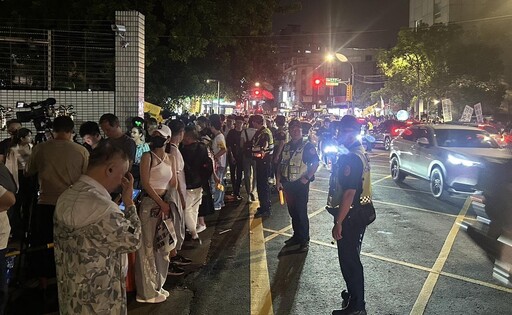 影/陳佩琪土城看守所靜坐小草聚集 土城警舉牌警告