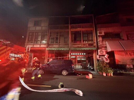 高雄民宅大火!61歲父救子2樓驚墜 護兒臉著地送醫插管