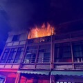 高雄民宅大火！61歲父救子2樓驚墜 護兒臉著地送醫插管