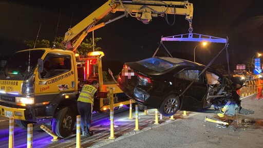 車門整片噴掉!安坑交流道驚悚自撞 駕駛飛出車外骨折