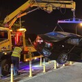 車門整片噴掉！安坑交流道驚悚自撞 駕駛飛出車外骨折