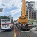 影/新北五股公車擦撞吊車玻璃碎裂 乘客驚魂幸無人傷