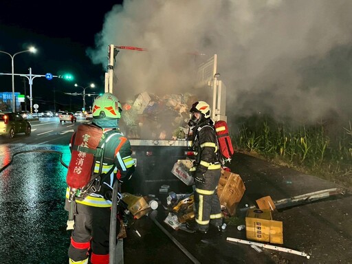 影/雲林斗六垃圾倒一半「回收車燒起來」 搶救驚險直擊