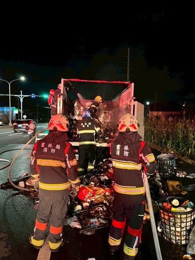 影/雲林斗六垃圾倒一半「回收車燒起來」 搶救驚險直擊