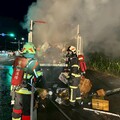 影/雲林斗六垃圾倒一半「回收車燒起來」 搶救驚險直擊