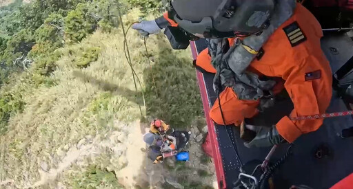 影/苗栗奇峻山35歲揹工小腿骨折 黑鷹直升機吊掛送醫