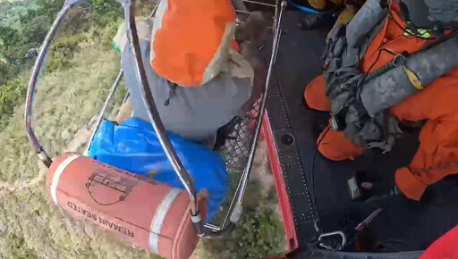 影/苗栗奇峻山35歲揹工小腿骨折 黑鷹直升機吊掛送醫