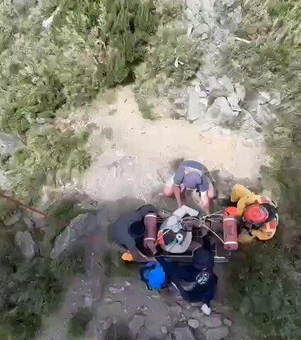 影/苗栗奇峻山35歲揹工小腿骨折 黑鷹直升機吊掛送醫