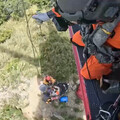 影/苗栗奇峻山35歲揹工小腿骨折 黑鷹直升機吊掛送醫