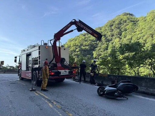 影/蘇花雙載機車自撞「2人噴飛墜12米深谷」!搶救直擊