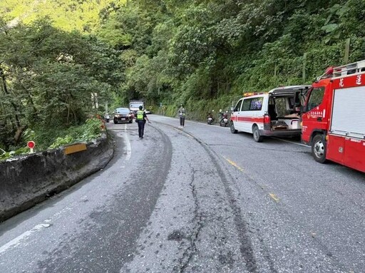 影/蘇花雙載機車自撞「2人噴飛墜12米深谷」!搶救直擊