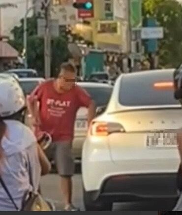 影/被擋路!台南路怒男攔截特斯拉「揮舞掃把柄」叫囂