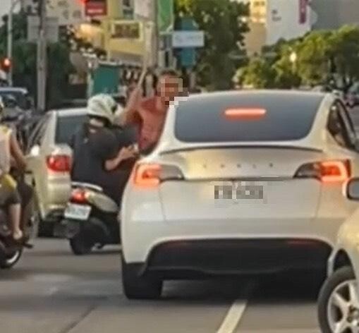 影/被擋路!台南路怒男攔截特斯拉「揮舞掃把柄」叫囂