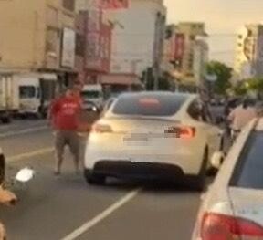 影/被擋路!台南路怒男攔截特斯拉「揮舞掃把柄」叫囂