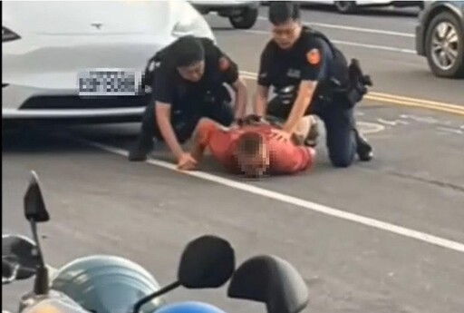 影/被擋路!台南路怒男攔截特斯拉「揮舞掃把柄」叫囂