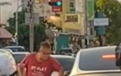 影/被擋路！台南路怒男攔截特斯拉「揮舞掃把柄」叫囂