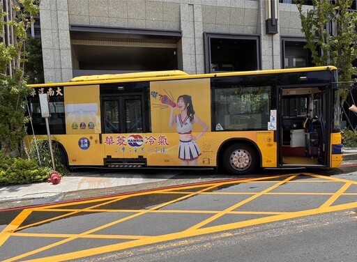 影/新北司機小解「忘拉手煞車」 公車倒退嚕撞斷消防栓