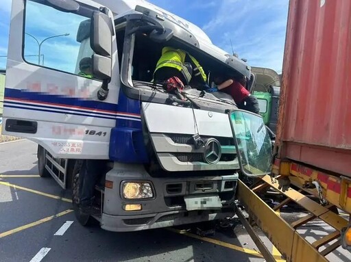 基隆港西岸貨櫃車嚴重對撞 「車頭凹爛」女駕駛受困