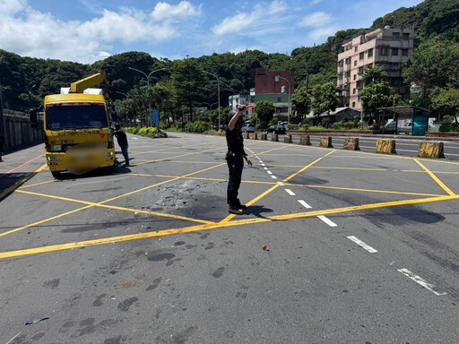 基隆港西岸貨櫃車嚴重對撞 「車頭凹爛」女駕駛受困