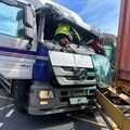 基隆港西岸貨櫃車嚴重對撞 「車頭凹爛」女駕駛受困