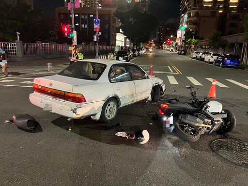 影/驚悚畫面曝光！高雄自小客轉彎未禮讓撞飛機車騎士