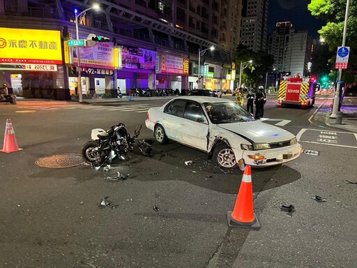 影/驚悚畫面曝光！高雄自小客轉彎未禮讓撞飛機車騎士
