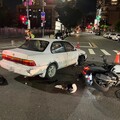 影/驚悚畫面曝光！高雄自小客轉彎未禮讓撞飛機車騎士