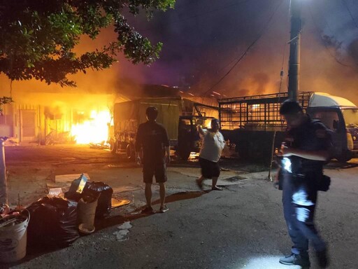 影/逢甲商圈民宅爆火警!屋主搶救布袋戲偶 多車遭燒毀