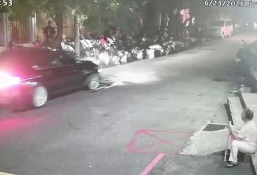 影/台中毒品通緝犯開BMW逃竄倒車撞44車 阿嬤一旁淡定看