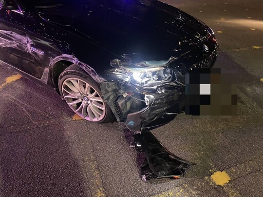 影/台中毒品通緝犯開BMW逃竄倒車撞44車 阿嬤一旁淡定看