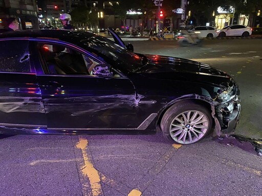 影/台中毒品通緝犯開BMW逃竄倒車撞44車 阿嬤一旁淡定看