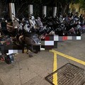 影/台中毒品通緝犯開BMW逃竄倒車撞44車 阿嬤一旁淡定看