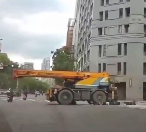 影/6秒奪命肇逃全紀錄! 77歲老闆開吊車輾斃18歲女犯眾怒