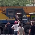 影/6秒奪命肇逃全紀錄！ 77歲老闆開吊車輾斃18歲女犯眾怒