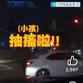 影/半路攔警車！台中焦急爸請求開道 死神手中搶回女兒命