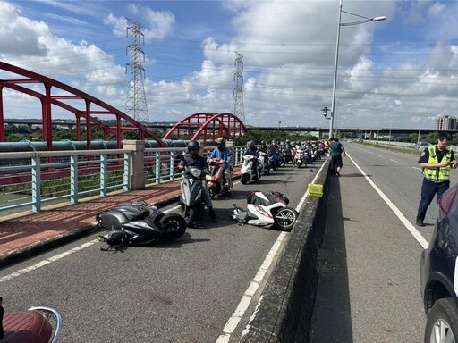 彰化大度橋機車自撞燈柱 無照騎士當場噴飛不治