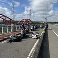 彰化大度橋機車自撞燈柱 無照騎士當場噴飛不治