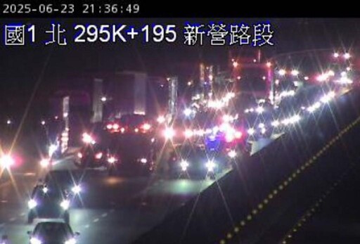 國道一號新營段三車連環撞 南下車流大回堵僅路肩可通行