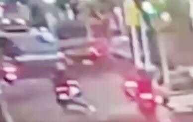 影/北市馬偕醫院前嚴重車禍! 員工交通車「衝撞路樹」2人急送醫