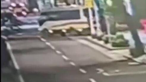 影/北市馬偕醫院前嚴重車禍! 員工交通車「衝撞路樹」2人急送醫