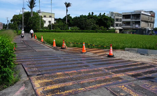 新竹建商鐵板鋪「天堂路」!騎士摔到骨折 民憂下雨滑進田
