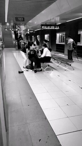 台鐵南港站出事!嫩妹OL「腳陷月台燈泡蓋」濺血直擊