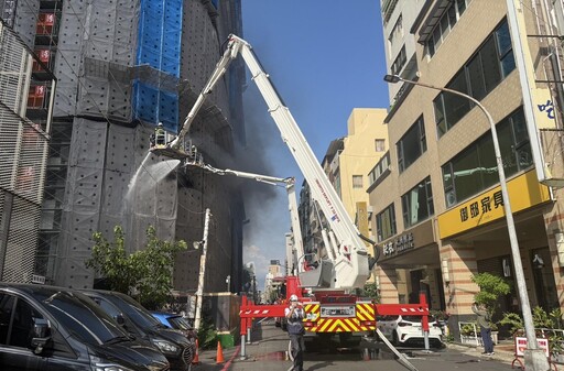 高雄工地驚傳火警 現場傳出爆炸聲黑煙狂竄