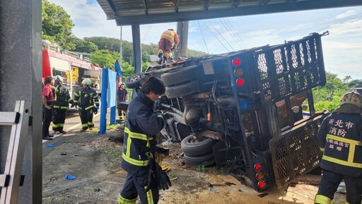 淡水大卡車過彎失控翻車 駕駛受困救出緊急送醫