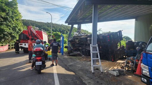 淡水大卡車過彎失控翻車 駕駛受困救出緊急送醫