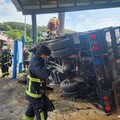 淡水大卡車過彎失控翻車 駕駛受困救出緊急送醫