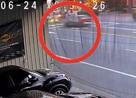 影/直擊!彰化外線左轉機車遭後方「高速撞擊」 男爆頭慘死