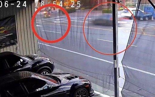 影/直擊!彰化外線左轉機車遭後方「高速撞擊」 男爆頭慘死