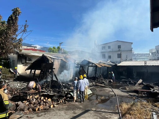 花蓮玉里燒光光慘劇!民宅大火狂燃剩「焦黑殘骸」