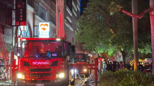 影/竹市燒烤店晚間火警!5人受困頂樓 消防出動雲梯救援